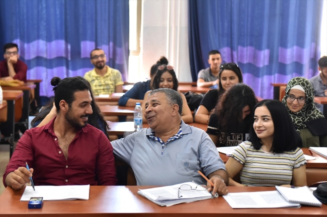 57 yaşında hem öğretmen hem öğrenci